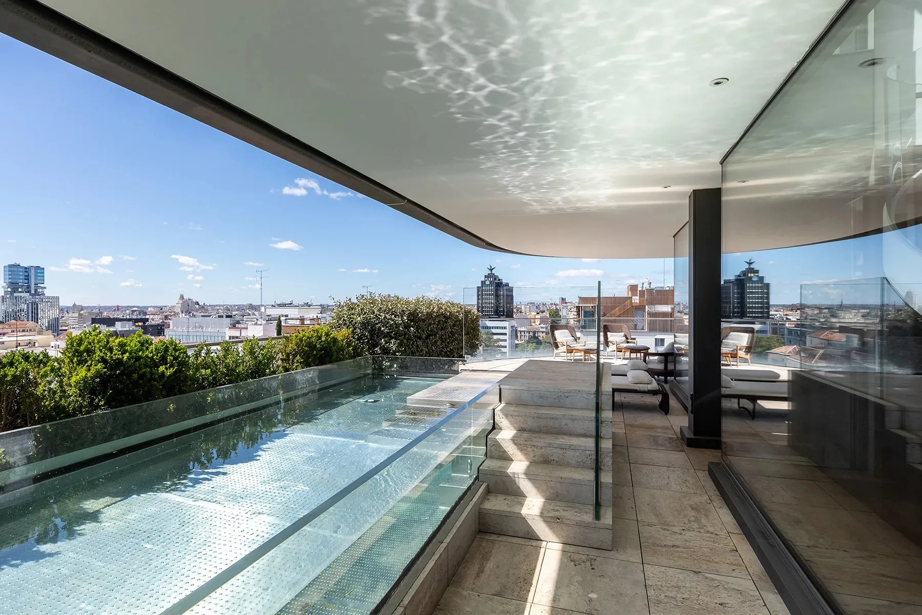Piscina en la azotea de una vivienda de lujo sobre la ciudad