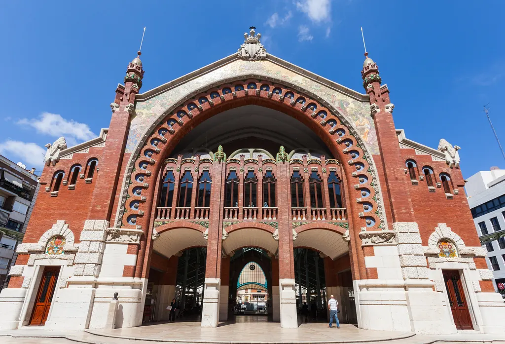 Fachada modernista del Mercado de Colón de Valencia