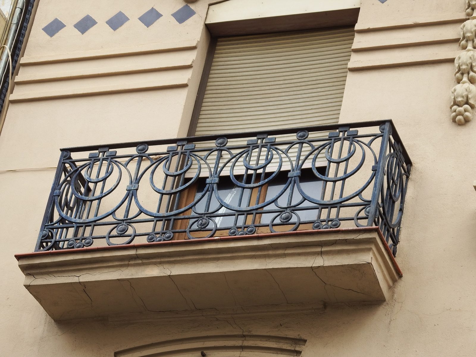 Balcón de forja en una fachada del barrio de Ruzafa, Valencia